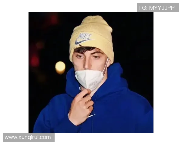 足球明星头像下的帅气男孩展现青春活力与运动魅力